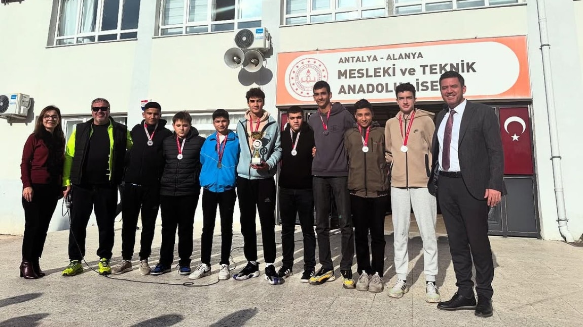 Okulumuz Erkek Voleybol Takımına 2.lik Kupası ve Madalya Takdim Edildi.